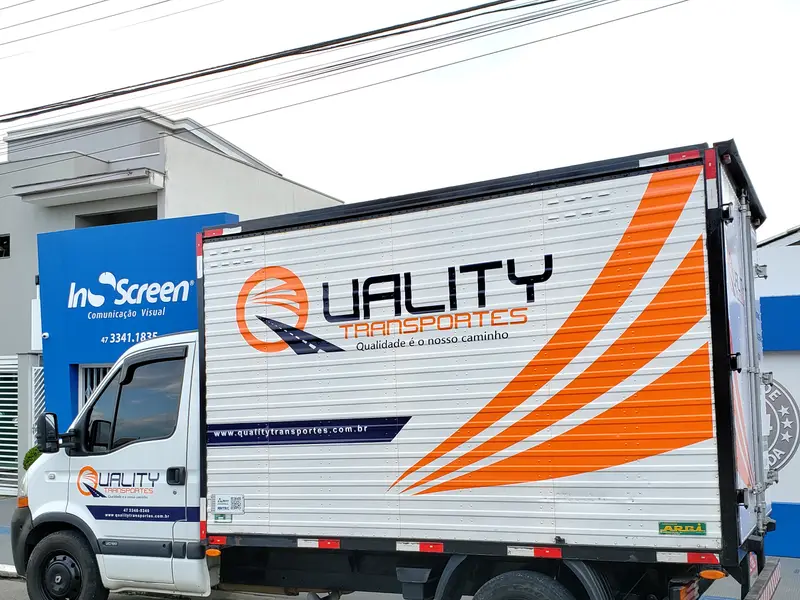 Caminhão baú da Quality Transportes com plotagem