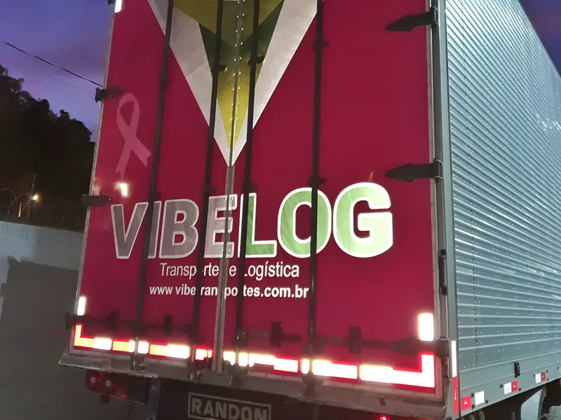 Traseira de baú da Vibelog Transportes e Logística