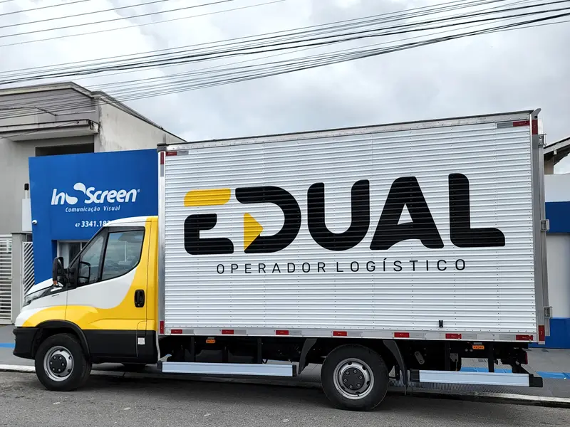 Caminhão baú com personalização de frota