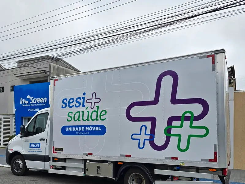 Unidade móvel do Sesi Saúde com plotagem