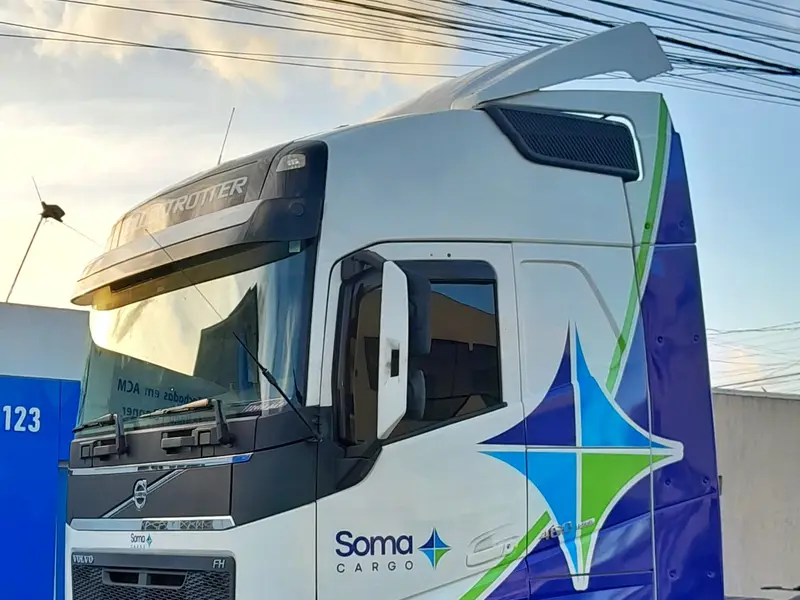 Cabine Volvo da Soma Cargo com grafismo