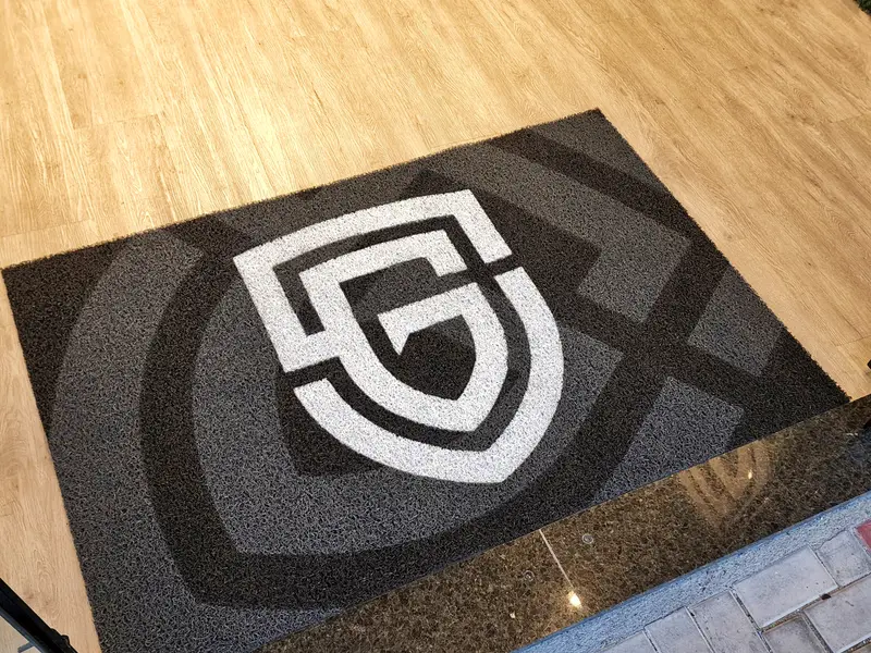 Capacho com logotipo em escudo