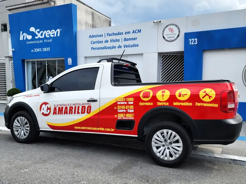 Picape com plotagem comercial da Amarildo