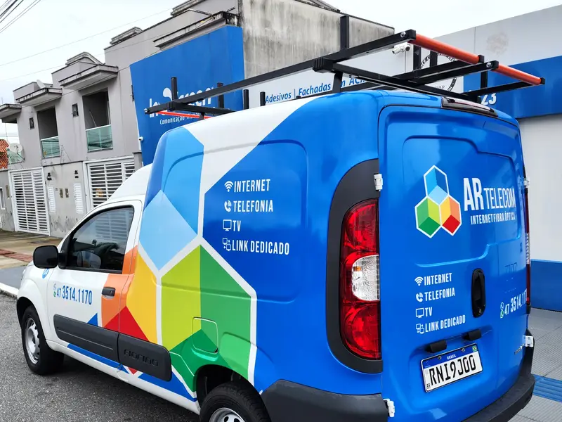 Furgão da AR Telecom com plotagem