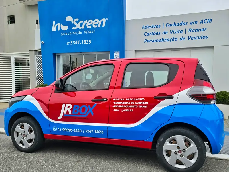 Fiat Mobi da JR Box com plotagem comercial