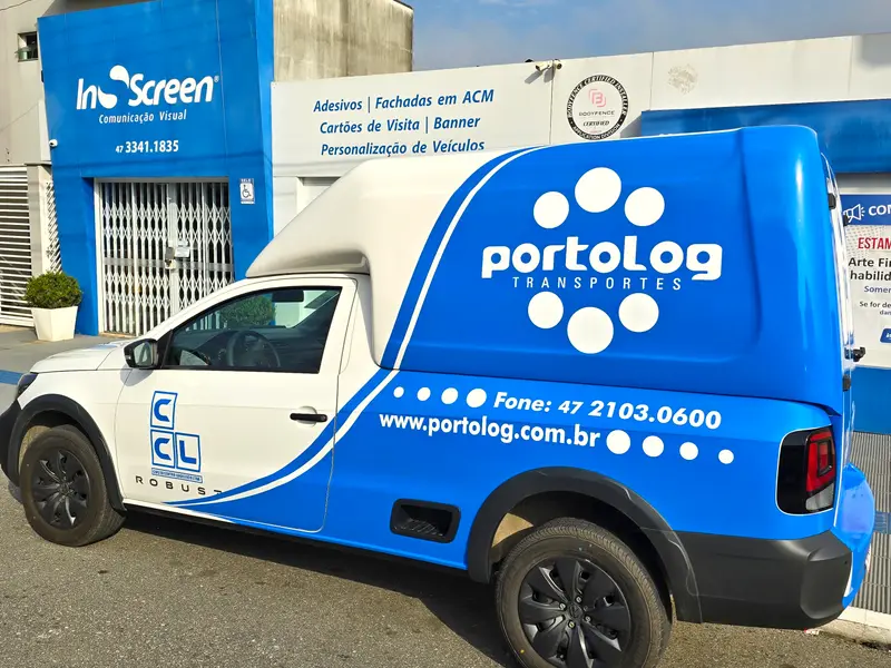 Fiorino da Portolog Transportes com plotagem