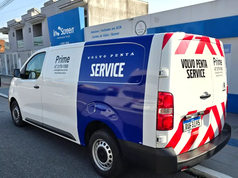 Van de serviço Volvo Penta com adesivação
