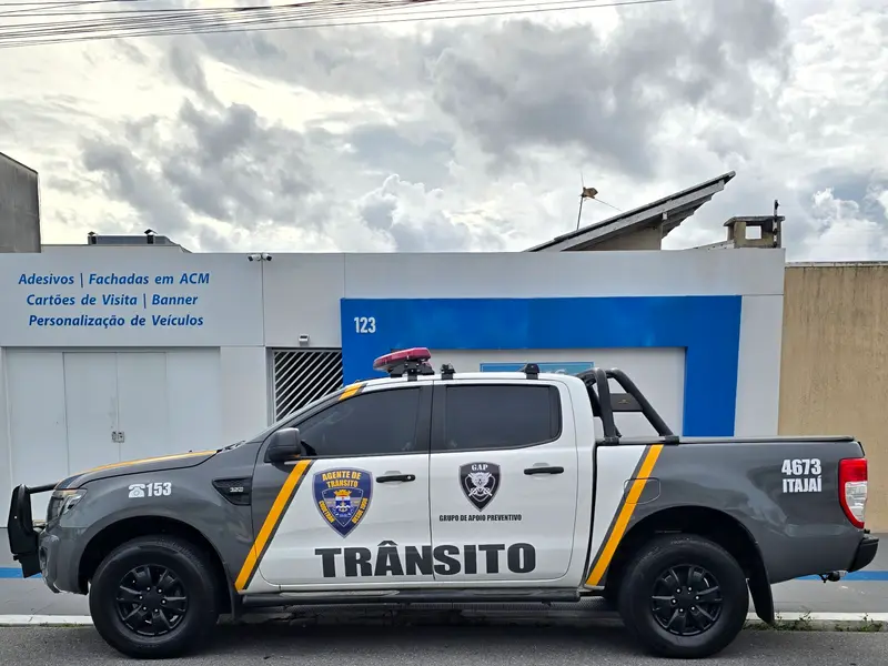 Picape de trânsito com adesivação oficial