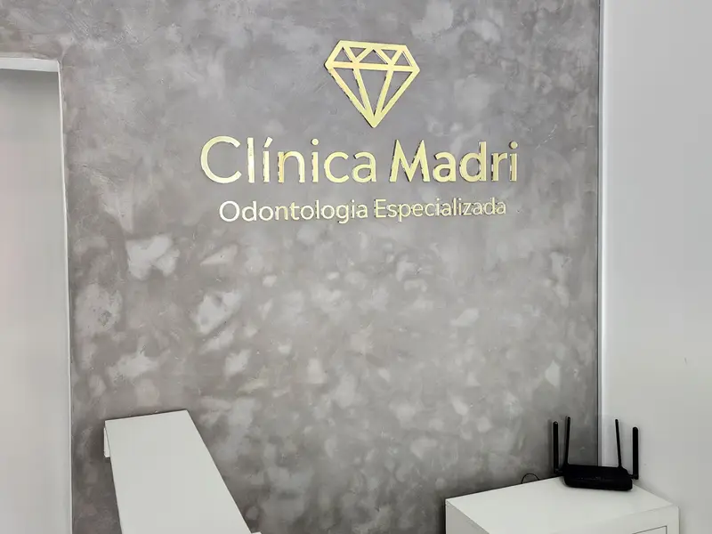 Letreiro da Clínica Madri na recepção