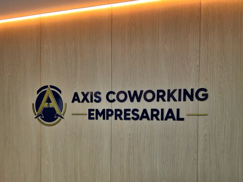Letreiro da Axis Coworking Empresarial em parede de madeira