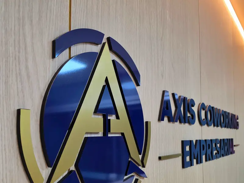 Logotipo em acrílico cortado a laser aplicado em parede
