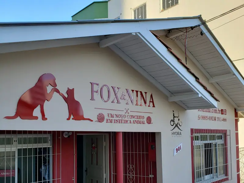 Fachada da Fox & Nina Estética Animal com letras em acrílico