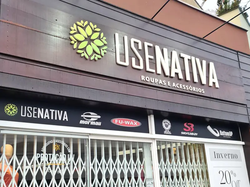 Fachada da loja Usenativa com letreiro