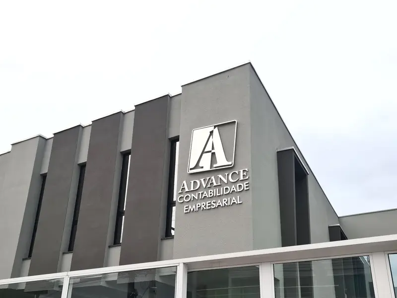 Fachada comercial com letreiro em letra caixa
