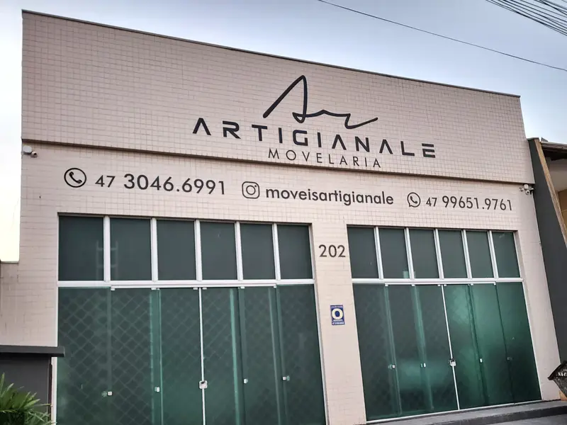 Fachada da Artigianale Movelaria com letreiro