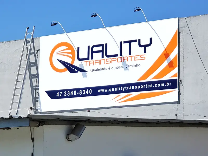 Placa de fachada da Quality Transportes com iluminação