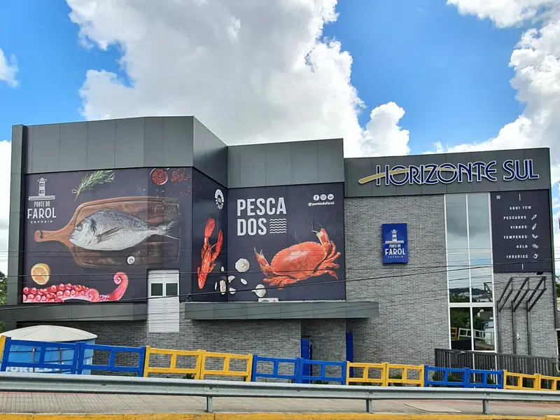 Fachada da Horizonte Sul com painéis fotográficos de pescados