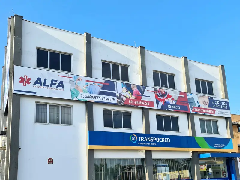 Prédio da Alfa e da Transpocred com faixas de fachada