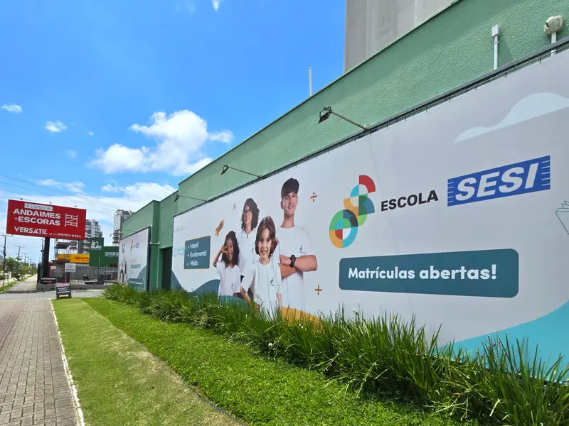 Painel de muro da Escola Sesi com matrículas abertas