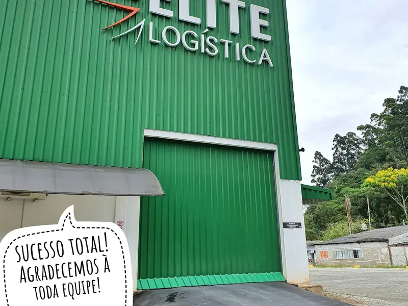 Letreiro em letra caixa em galpão logístico