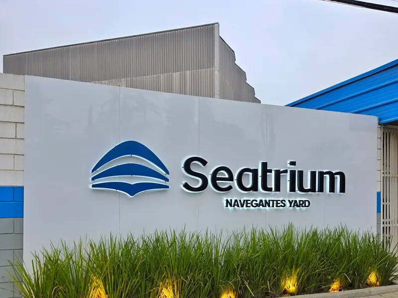 Letra caixa da Seatrium em muro de entrada