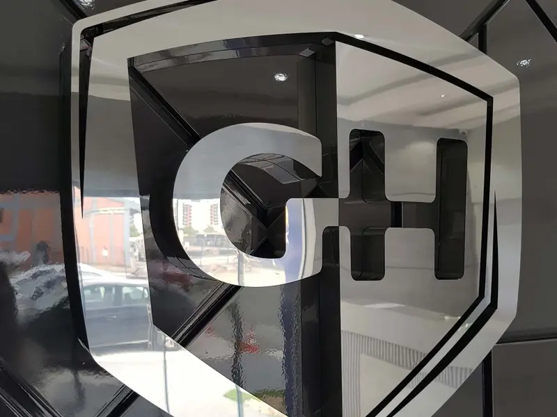 Letra caixa em inox aplicada em parede de recepção