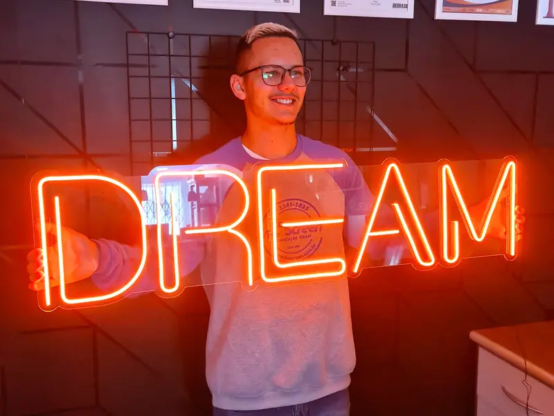 Letreiro em neon LED vermelho com a palavra Dream