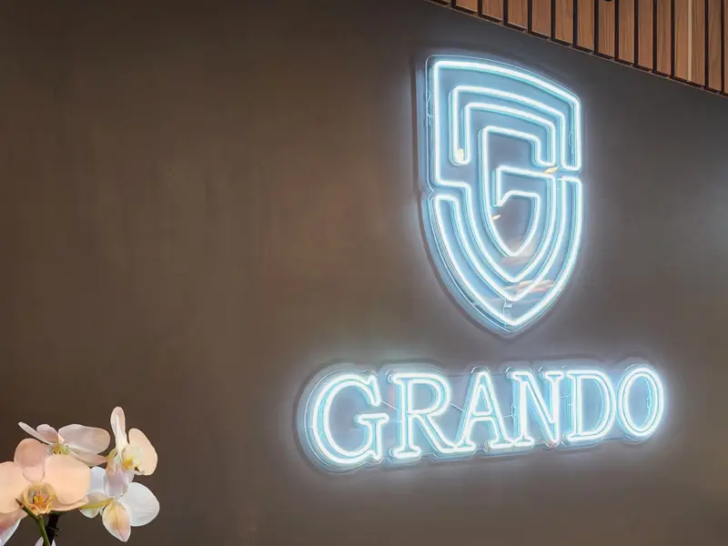 Logo da Grando em neon LED na recepção