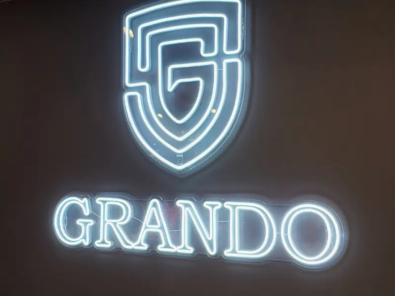 Logo da Grando em neon LED branco