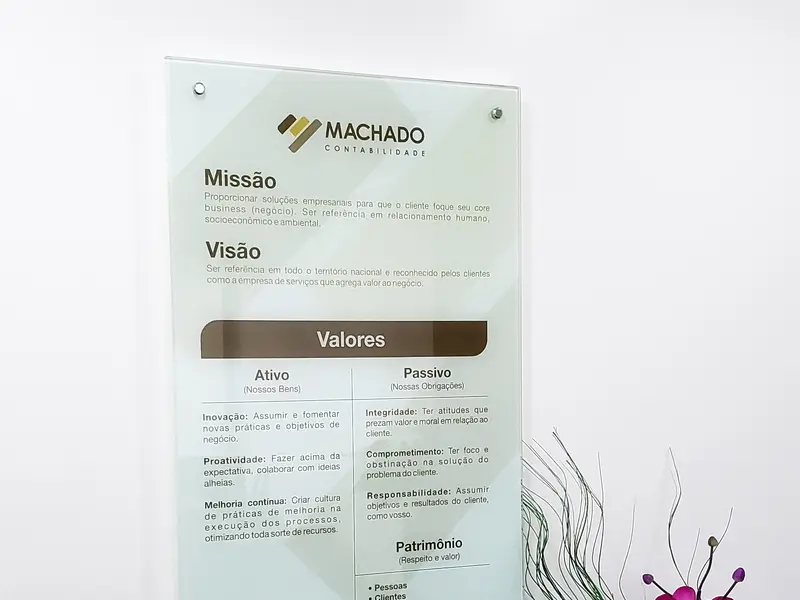Adesivação de painel em vidro