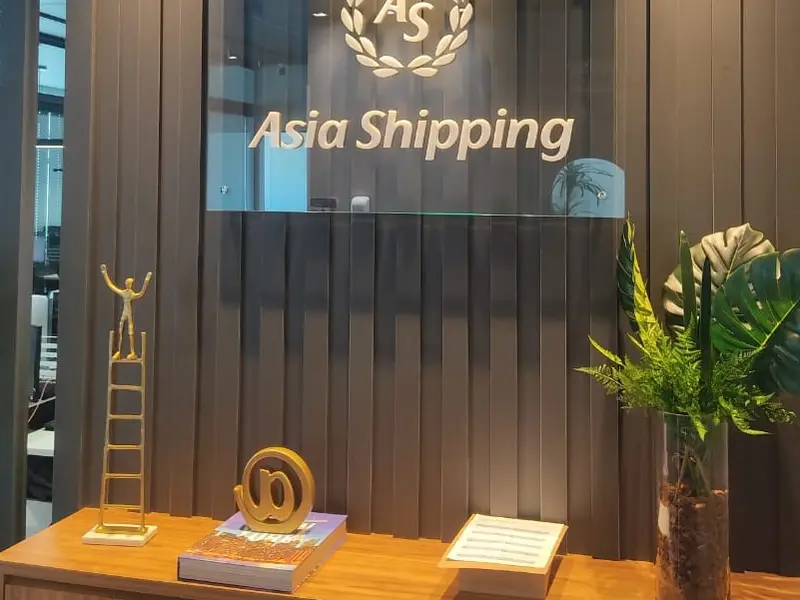 Letreiro da Asia Shipping em parede de recepção