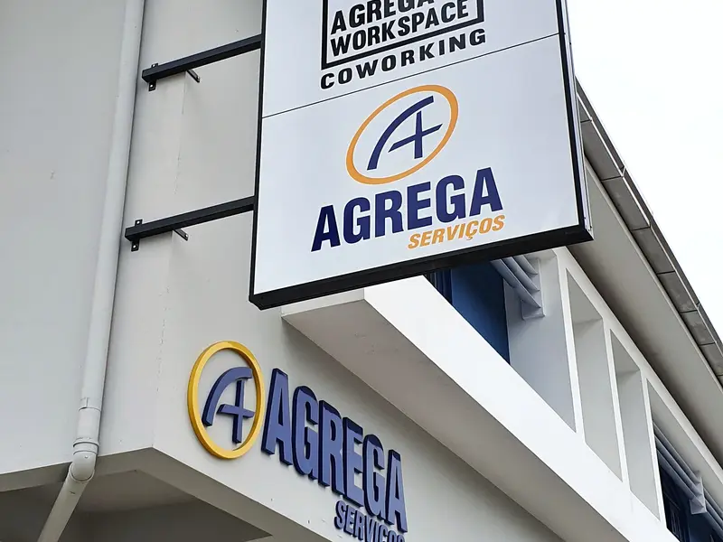 Placa e totem de identificação
